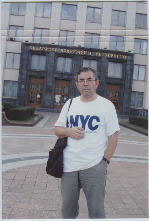 И ВСЕ ЖЕ, БЫЛ Б-Г   ЕСЛИ МОИХ РОДИТЕЛЕЙ ОН СБЕРЕГ   КОЛЬ ПОСЛЕ ТАКОЙ ВОЙНЫ   ОНИ ОСТАЛИСЬ.... ЖИВЫ   И Я, РОДИВШИСЬ СЛУЧАЙНО,   ЖИВУ ОТЧАЯННО...   ЕВРЕЙСТВО МНЕ НЕ В ТЯГОСТЬ,   ПО ПРИМЕРУ ОТЦА - В РАДОСТЬ!